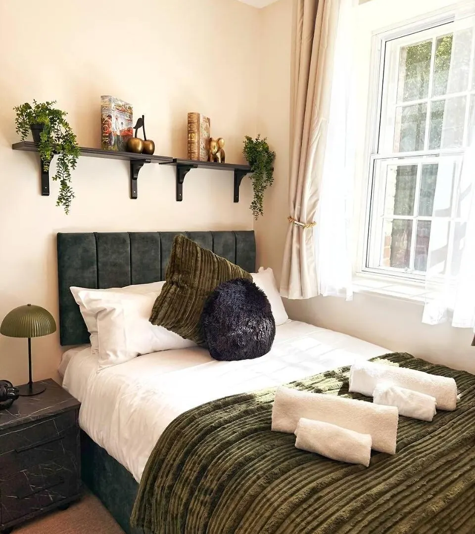 2 Bed Newly Refurbished Apartment, Free Parking, Pet Friendly Gloucester 0*,