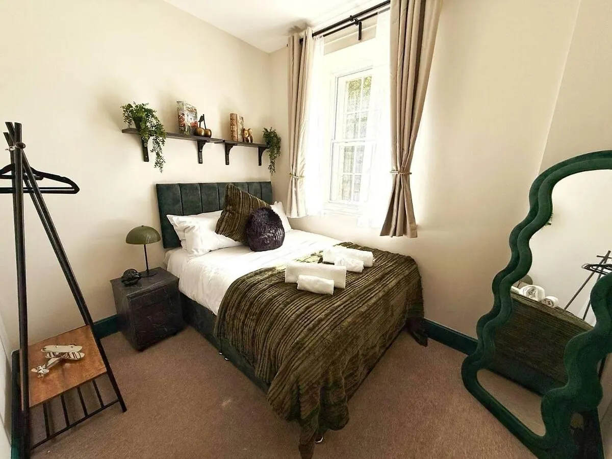 2 Bed Newly Refurbished Apartment, Free Parking, Pet Friendly Gloucester 0*,  United Kingdom