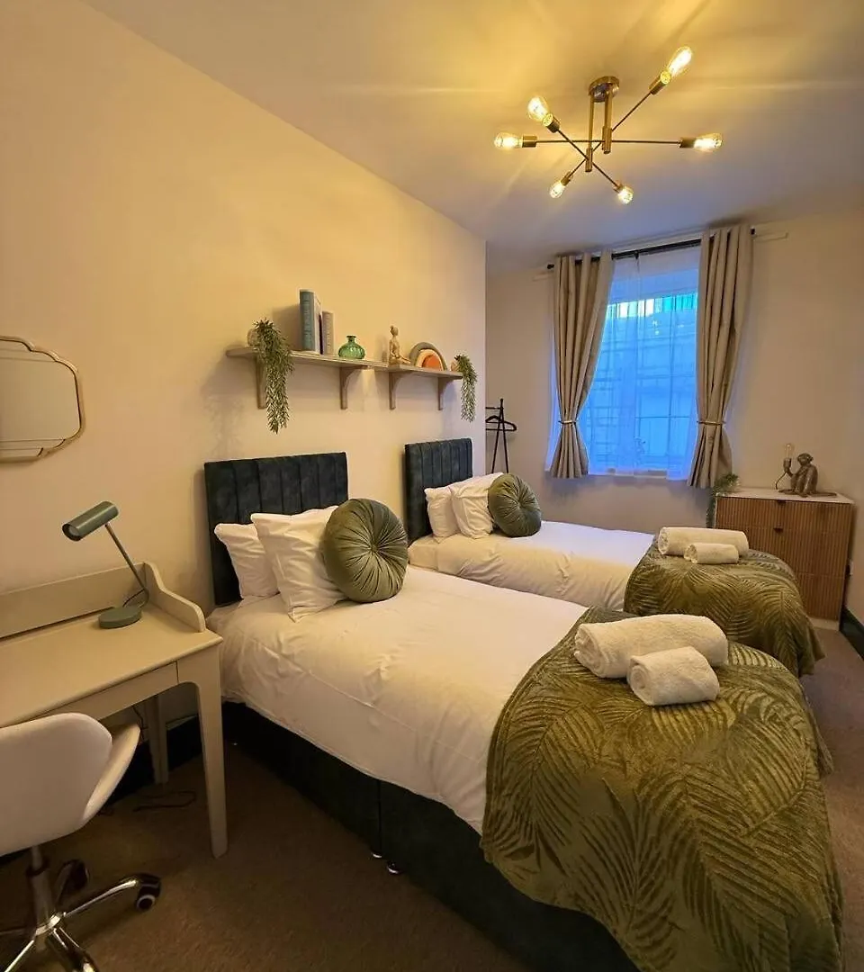 2 Bed Newly Refurbished Apartment, Free Parking, Pet Friendly Gloucester Apartment