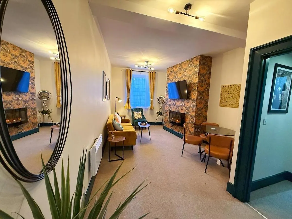 2 Bed Newly Refurbished Apartment, Free Parking, Pet Friendly Gloucester