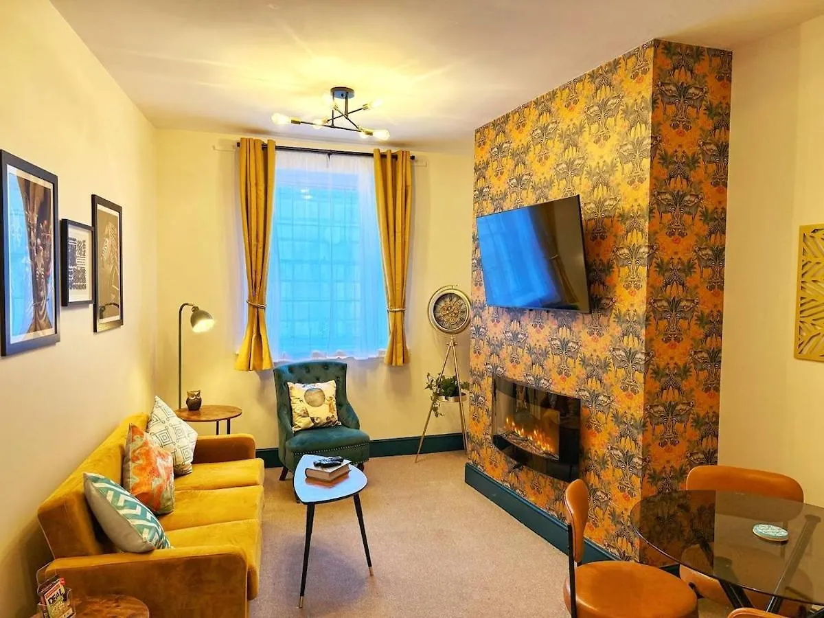 2 Bed Newly Refurbished Apartment, Free Parking, Pet Friendly Gloucester