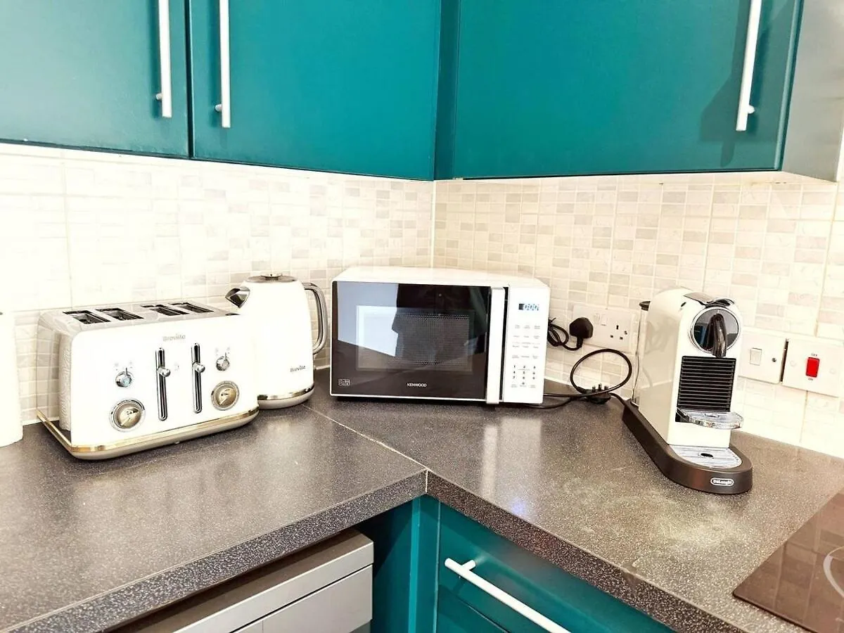 Apartment 2 Bed Newly Refurbished Apartment, Free Parking, Pet Friendly Gloucester