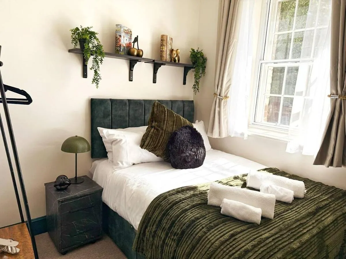 2 Bed Newly Refurbished Apartment, Free Parking, Pet Friendly Gloucester United Kingdom