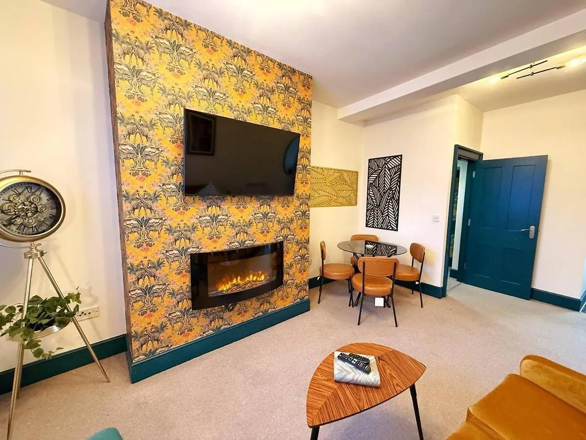 2 Bed Newly Refurbished Apartment, Free Parking, Pet Friendly Gloucester Apartment