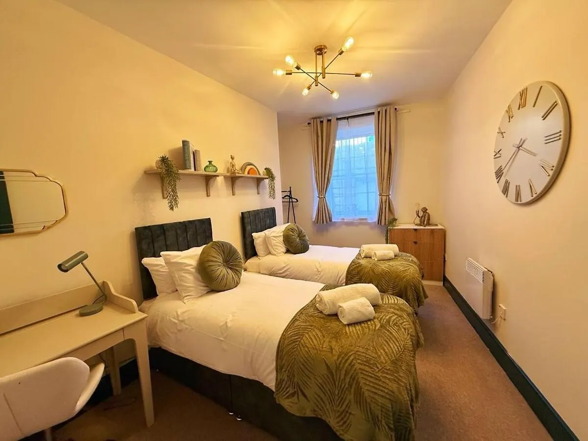 Apartment 2 Bed Newly Refurbished Apartment, Free Parking, Pet Friendly Gloucester